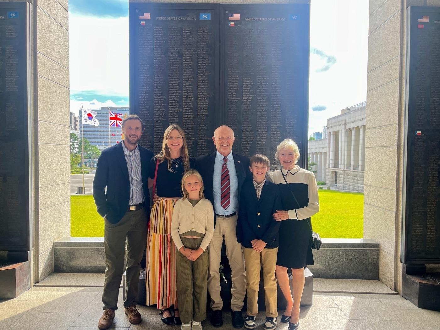 본문 이미지 - 워커 장군 후손들이 전쟁기념관 월튼 워커 장군 이름이 새겨진 전사자명비 앞에서 기념촬영하는 모습.&#40;전쟁기념사업회 제공&#41;