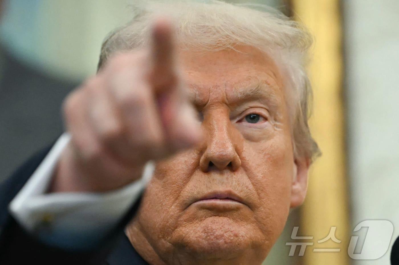 도널드 트럼프 미국 대통령이 15일&#40;현지시간&#41; 워싱턴DC 백악관에서 연 기자회견 중 질문자를 지명하고 있다. 2025.10.15. ⓒ AFP=뉴스1 ⓒ News1 류정민 특파원