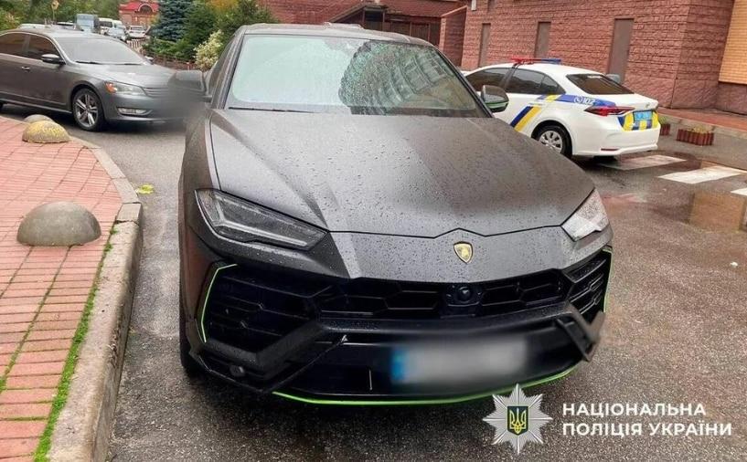 본문 이미지 - (갈리치가 사망한 채 발견된 람보르기니 우르스. The staitstimes)