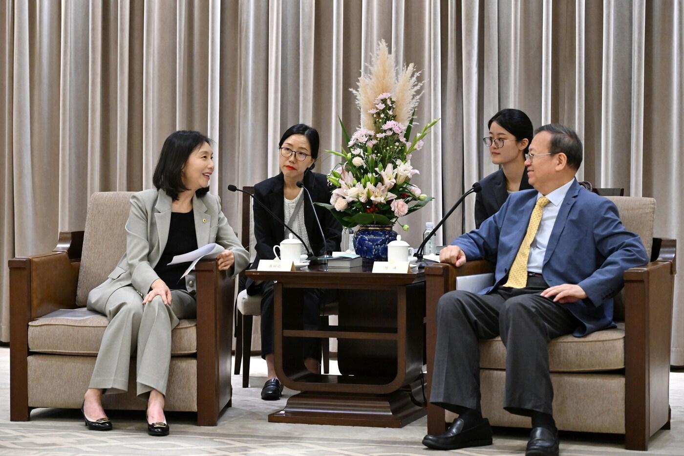 최호정 서울시의장이 상하이시인대 부주임과 면담하고 있다. &#40;서울시의회 제공&#41;