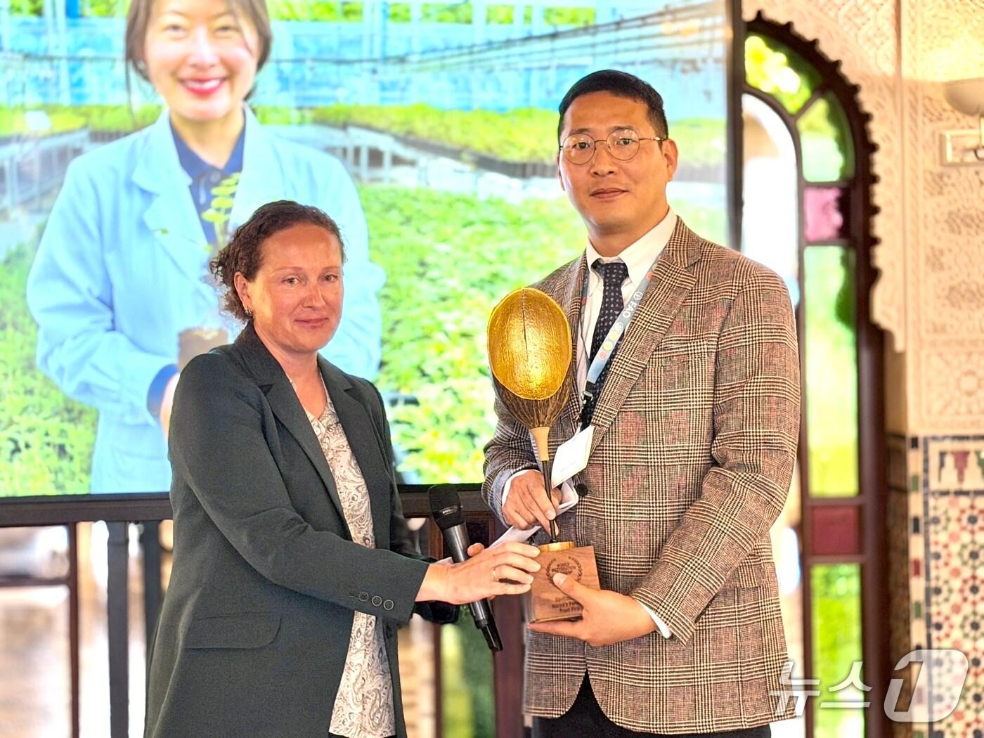 본문 이미지 - 조한겸 산림청 사무관&#40;오른쪽&#41;이 제2회 세계복원대회 우수사례 수상을 하고 있다. &#40;산림청 제공.재판매 및 DB금지&#41;/뉴스1