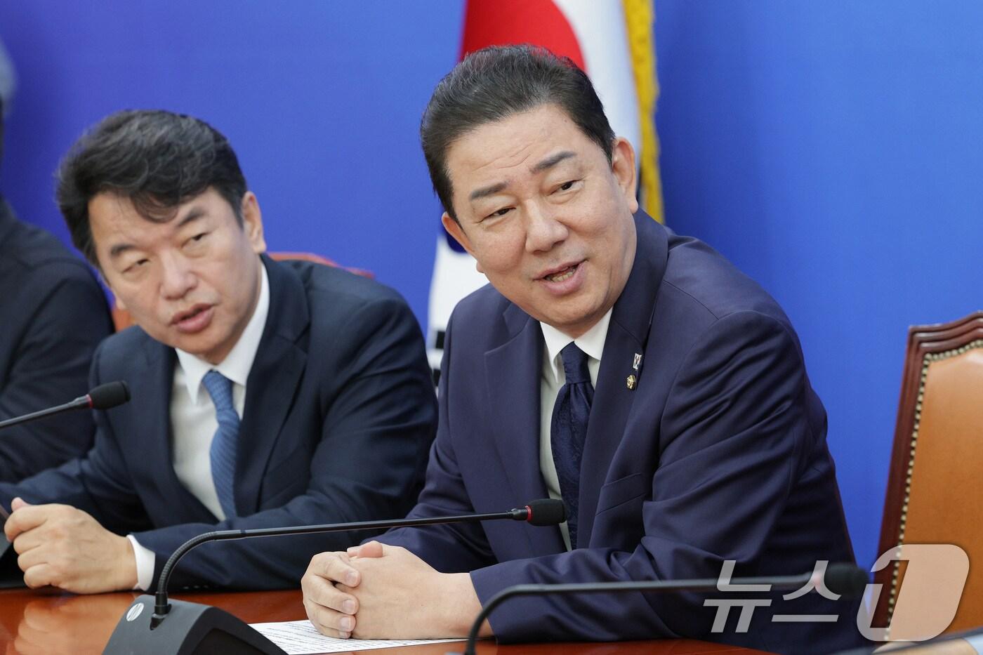 김병기 더불어민주당 원내대표가 16일 서울 여의도 국회에서 열린 국정감사 대책회의에서 의원들과 대화하고 있다. 2025.10.16/뉴스1 ⓒ News1 신웅수 기자