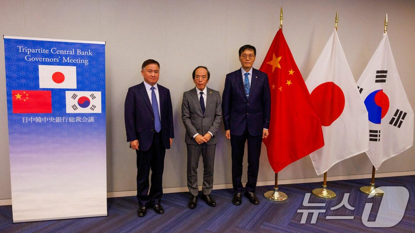 이창용 한국은행 총재가 15일(현지시간) 미국 워싱턴 D.C에서 열린 '제14차 한중일 중앙은행총재 회의'에서 판궁성 중국인민은행 총재(왼쪽), 우에다 카즈오 일본은행 총재(가운데)와 함께 기념 촬영을 하고 있다. (한국은행 제공. 재판매 및 DB 금지) 2025.10.16/뉴스1