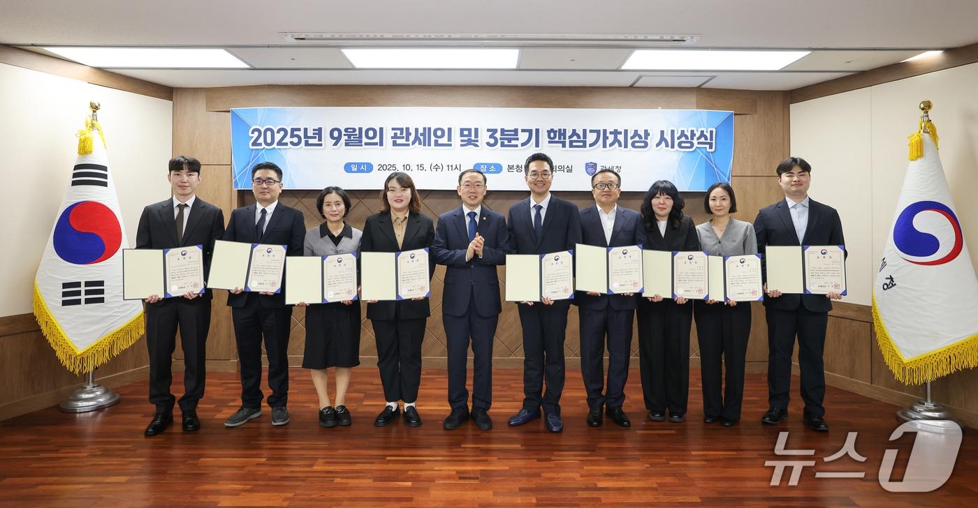 이명구 관세청장&#40;왼쪽 다섯번째&#41;이 9월의 관세인 및 업무분야별 유공자로 선정된 직원들과 기념 촬영하고 있다. &#40;관세청 제공.재판매 및 DB금지&#41;/뉴스1