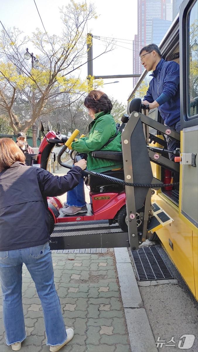 본문 이미지 - 이동 지원 받는 장애인(관악구청 제공)