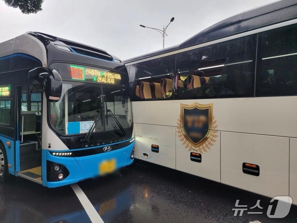 본문 이미지 - 16일 오전 제주시 연동 신제주로러리에서 발생한 시내버스와 관광버스 충돌사고.(제주도소방안전본부 제공. 재판매 및 DB 금지)