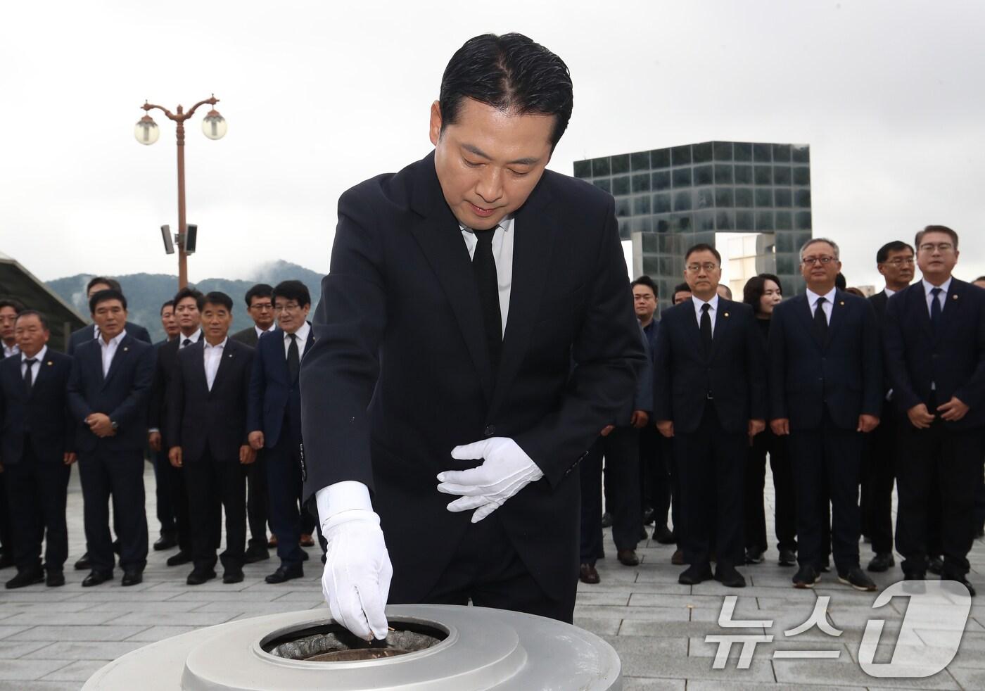 본문 이미지 - 장동혁 국민의힘 대표가 16일 오전 경남 창원 마산회원구 국립3·15민주묘지를 참배하고 있다. 2025.10.16/뉴스1 ⓒ News1 윤일지 기자