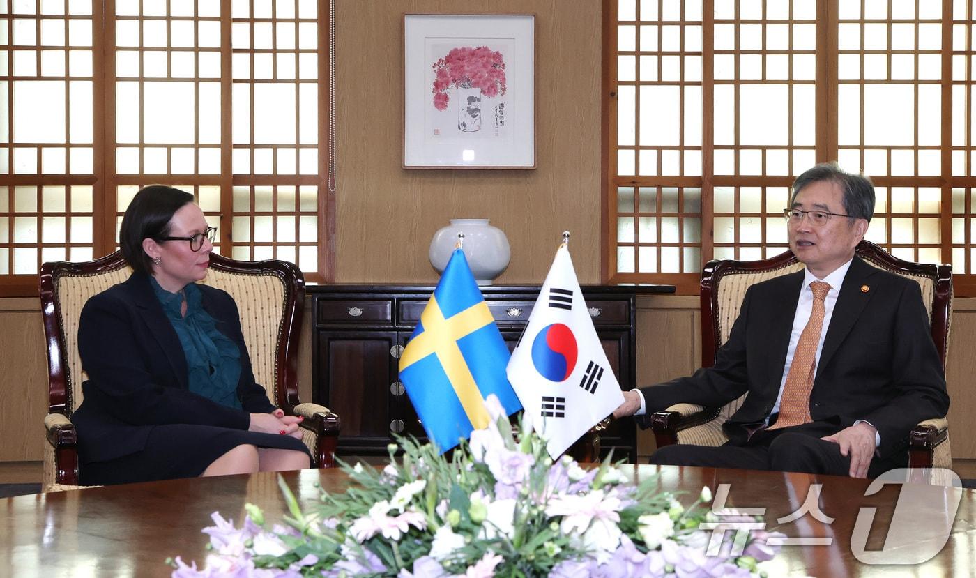 조현 외교부 장관이 16일 서울 종로구 외교부 청사에서 말메르 스테네르가드(Malmer Stenergard) 스웨덴 외교부 장관과 면담을 하고 있다. ⓒ News1 임세영 기자
