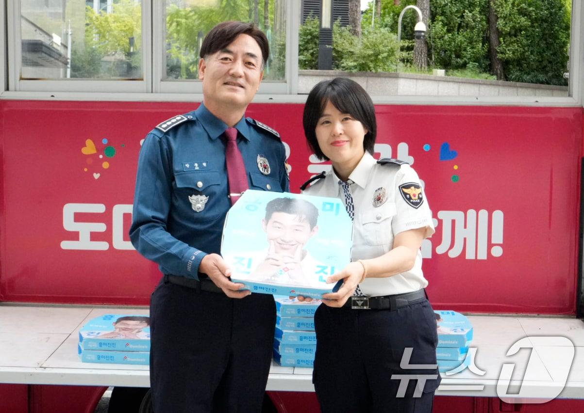 본문 이미지 - 도미노피자는 경찰의 날을 앞두고 지난 15일 서울 중구 서울중부경찰서를 찾아 국민의 안전을 위해 헌신하는 경찰들과 경찰서 관계자들에게 파티카를 통해 피자 전달을 했다고 16일 밝혔다. (도미노피자 제공. 재판매 및 DB 금지) 2025.10.16/뉴스1