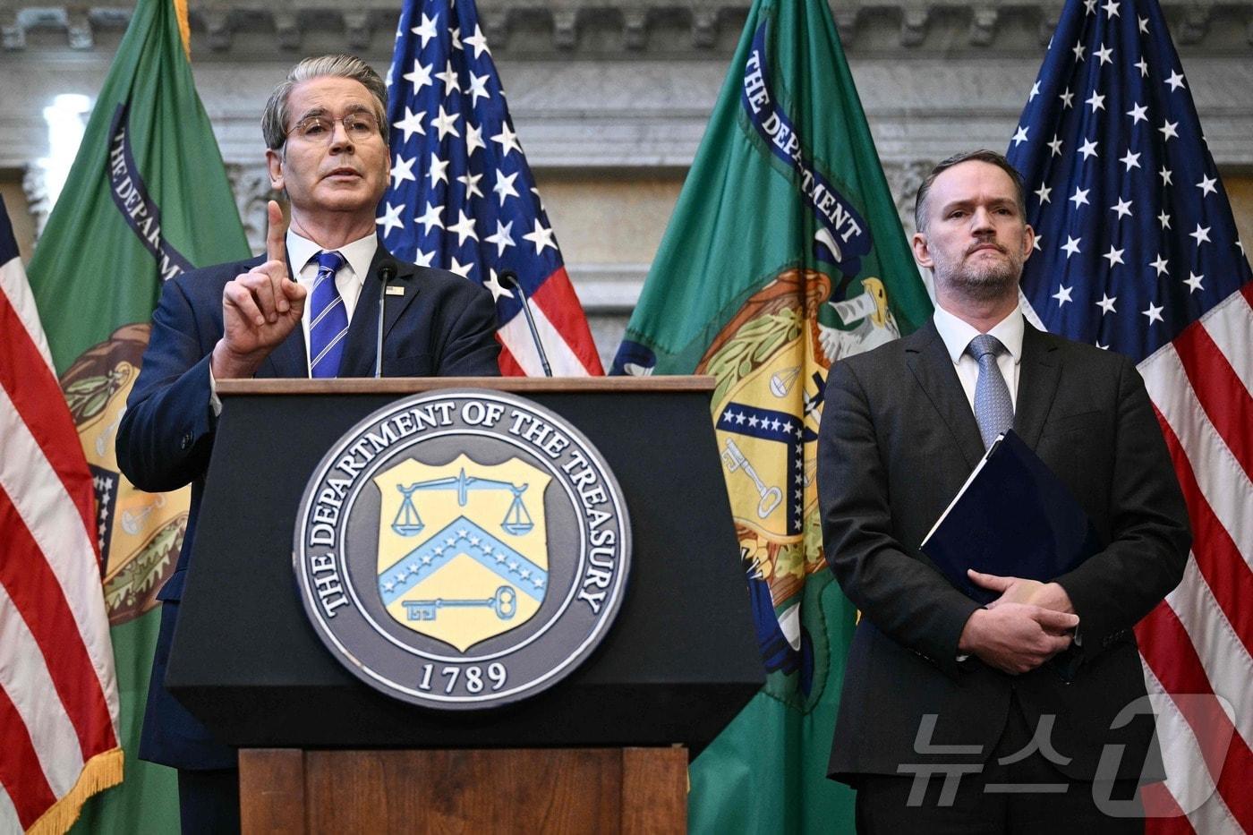 스콧 베선트 미국 재무장관&#40;왼쪽&#41;과 제이미슨 그리어 미국 무역대표부&#40;USTR&#41; 대표가 15일&#40;현지시간&#41; 워싱턴 D.C.에서 열린 IMF·세계은행 연차총회 기간 CNBC방송이 주관한 &#39;미국 투자 포럼&#40;Invest in America Forum&#41;&#39;에서 &#39;미국 투자를 위한 게임 플랜&#39;을 발표하며 기자들의 질문에 답하고 있다. 2025. 10.15 ⓒ AFP=뉴스1