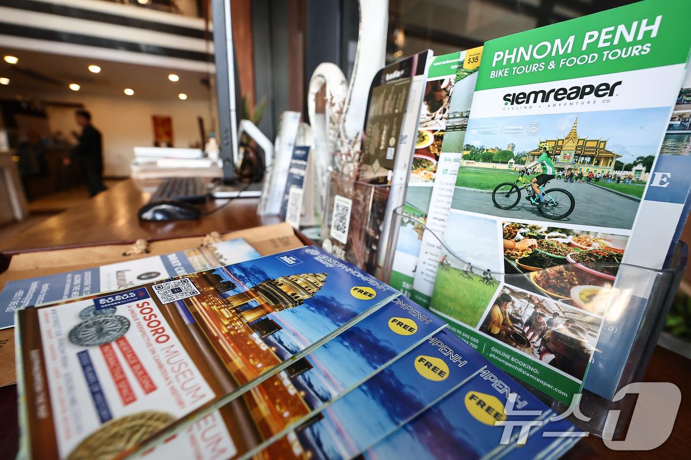  사진은 16일&#40;현지시간&#41; 캄보디아 프놈펜의 한 숙소에 비치된 관광정보 책자. 2025.10.16/뉴스1 ⓒ News1 김도우 기자