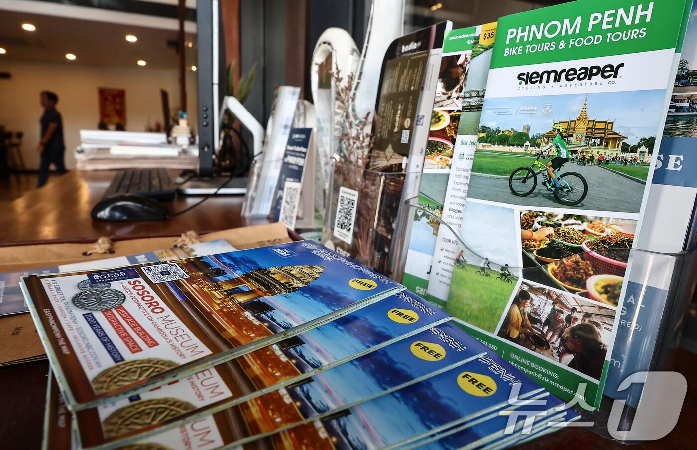 최근 발생한 캄보디아 대학생 피살 사건을 비롯, 동남아 여행지에서 납치·감금 우려가 커지자 동남아 여행을 계획하고 있던 이들도 대체 여행지를 찾고 있다. 사진은 16일(현지시간) 캄보디아 프놈펜의 한 숙소에 비치된 관광정보 책자. 2025.10.16/뉴스1 ⓒ News1 김도우 기자