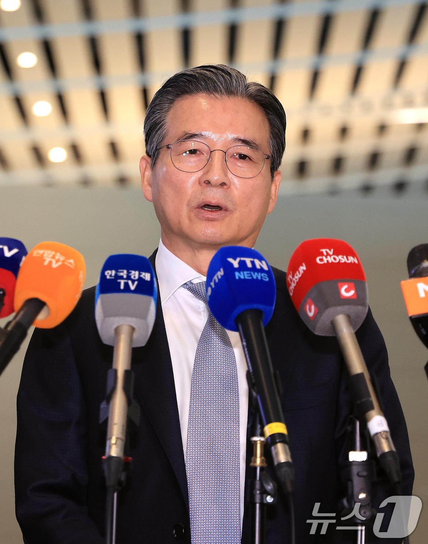 본문 이미지 - 김용범 대통령실 정책실장이 미국과의 관세협상 후속 논의를 위해 16일 오전 인천 국제공항 제2터미널을 통해 미국으로 출국 전 취재진의 질문에 답하고 있다. 2025.10.16/뉴스1 ⓒ News1 이호윤 기자