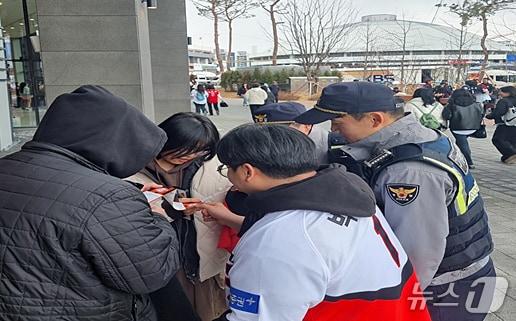 본문 이미지 - 대전경찰청(청장 최주원)은 16일 포스트시즌 플레이오프 암표매매 및 기초질서 위반 행위에 대해 집중단속을 예고했다. 사진은 지난 3.28. 홈개막전 단속 모습. (대전경찰청 제공. 재판매 및 DB금지) 2025.10.16/뉴스1