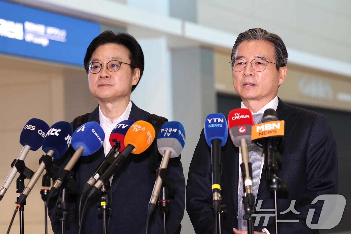 김용범&#40;오른쪽&#41; 대통령실 정책실장과 김정관 산업부 장관이 미국과의 관세협상 후속 논의를 위해 16일 오전 인천 국제공항 제2터미널을 통해 미국으로 출국 전 취재진과 인터뷰를 갖고 있다. 2025.10.16/뉴스1 ⓒ News1 이호윤 기자