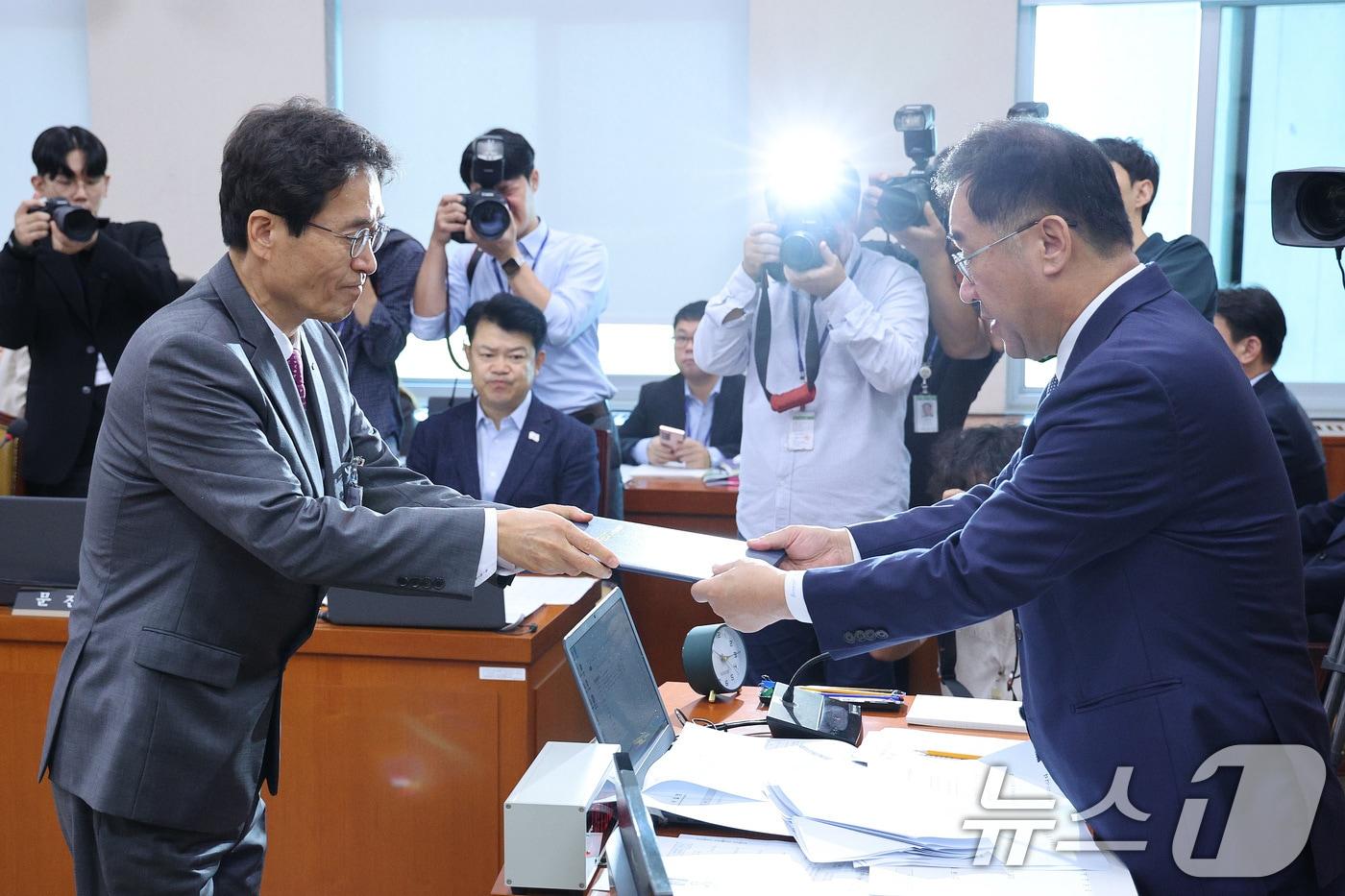 함진규 한국도로공사 사장이 16일 서울 여의도 국회 국토교통위원회에서 열린 한국도로공사 등에 대한 국정감사에서 증인 선서문을 맹성규 위원장에게 제출하고 있다. 2025.10.16/뉴스1 ⓒ News1 신웅수 기자