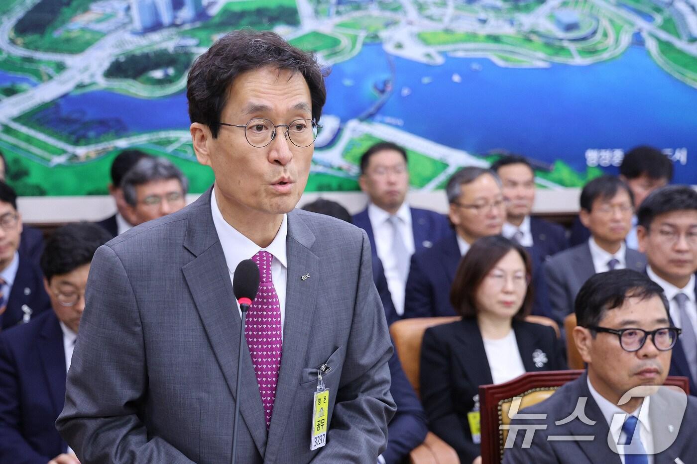 함진규 한국도로공사 사장이 16일 서울 여의도 국회 국토교통위원회에서 열린 한국도로공사 등에 대한 국정감사에서 인사말을 하고 있다. 2025.10.16/뉴스1 ⓒ News1 신웅수 기자