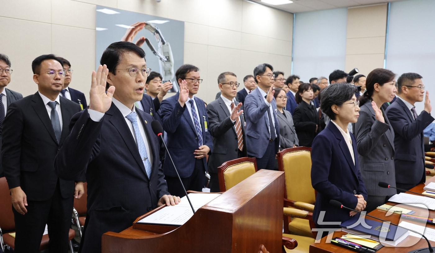 최원호 원자력안전위원회 위원장이 16일 서울 여의도 국회 과학기술정보방송통신위원회에서 열린 원자력안전위원회 등에 대한 국정감사에서 증인 선서를 하고 있다. 2025.10.16/뉴스1 ⓒ News1 신웅수 기자