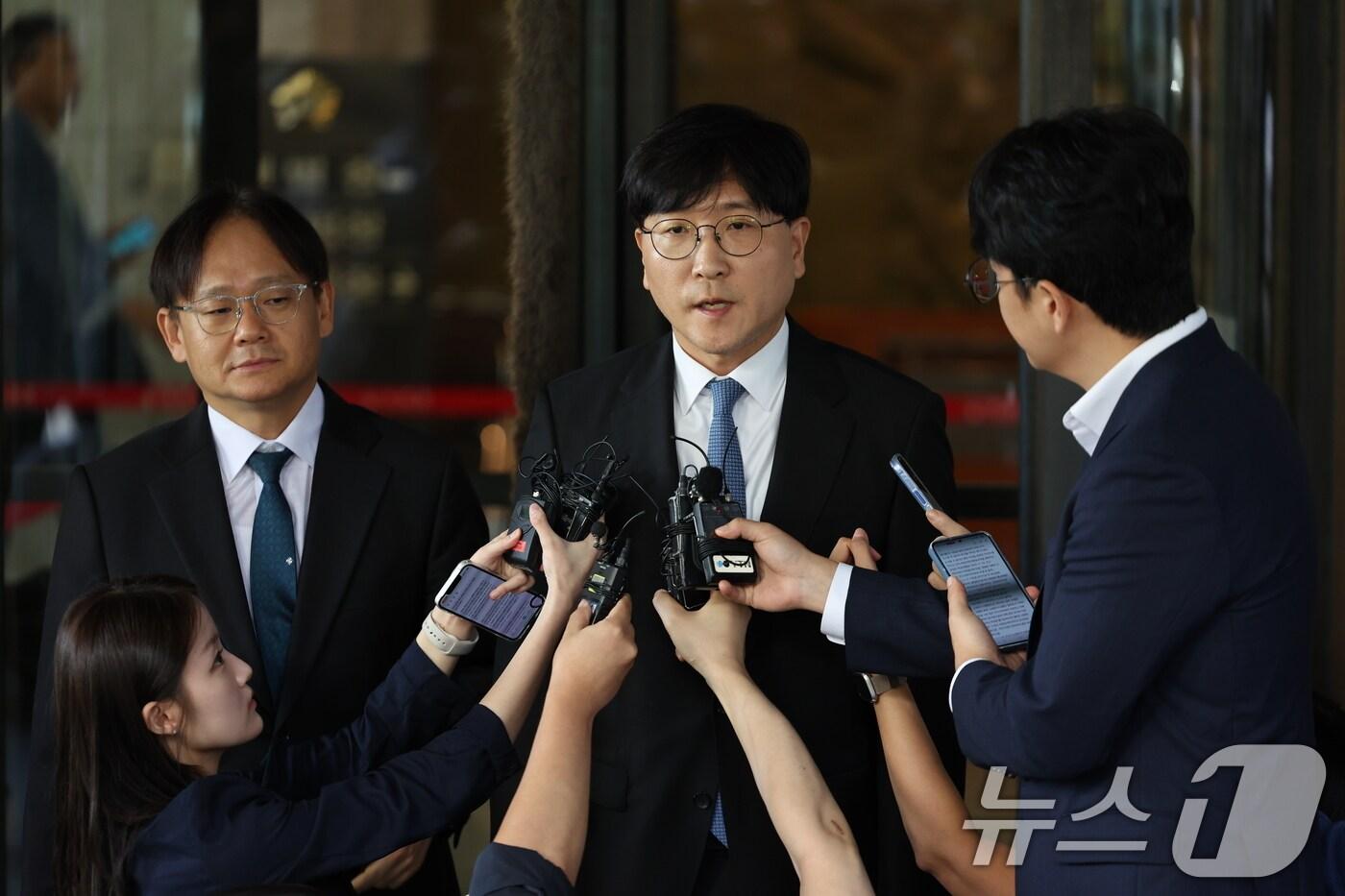 본문 이미지 - 최태원 SK 회장 측 이재근 변호사가 16일 오전 서울 서초동 대법원에서 파기환송 결정에 대한 입장을 밝히고 있다. 2025.10.16/뉴스1 ⓒ News1 박정호 기자