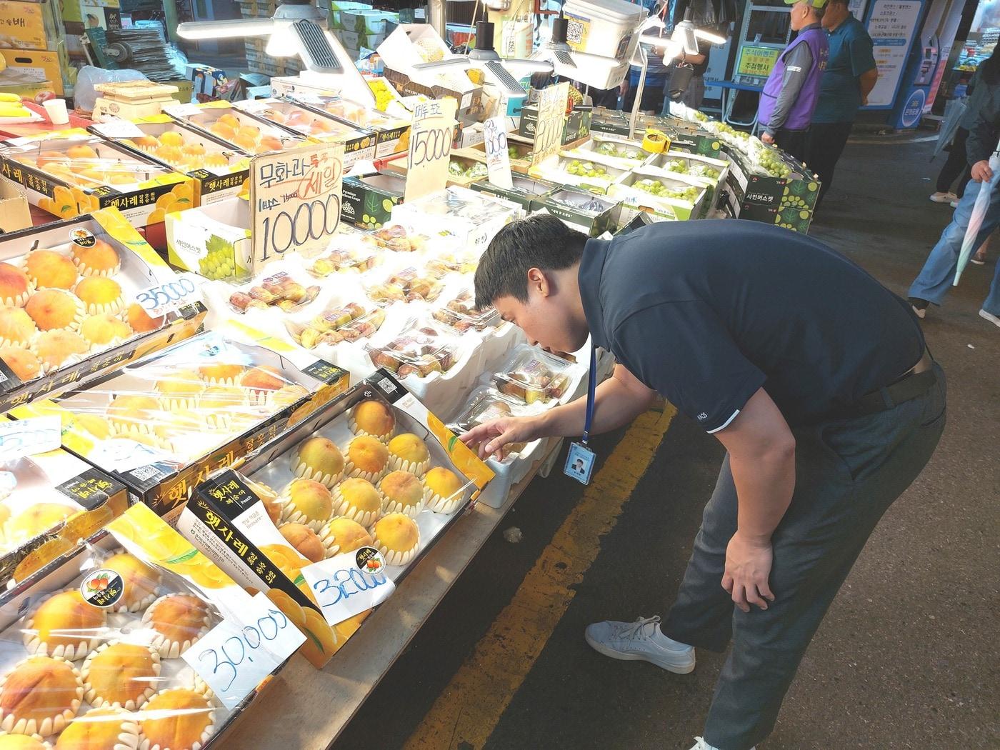 본문 이미지 - 국립농산물품질관리원 원산지 표시 일제 점검 현장&#40;국립농산물품질관리원 제공&#41; 2025.10.16 /뉴스1