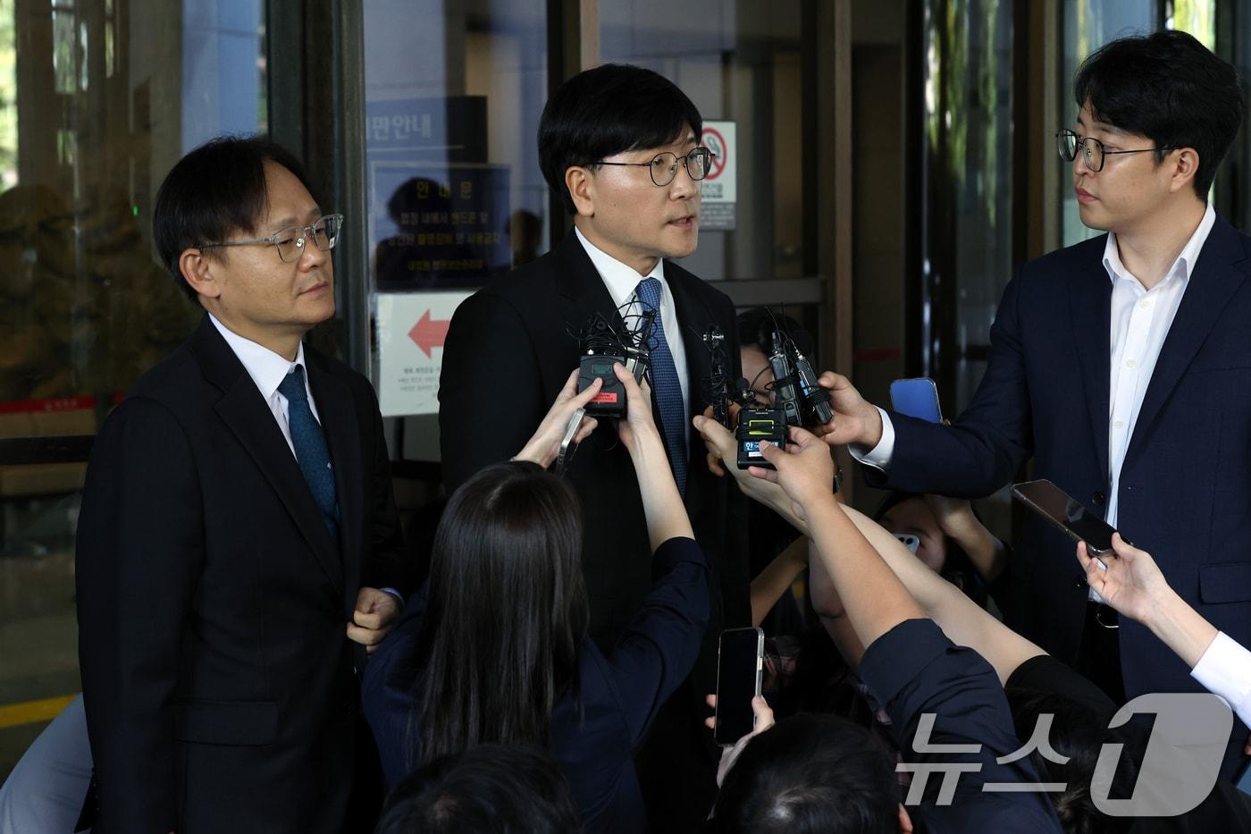 본문 이미지 - 최태원 SK 회장 측 이재근 변호사가 16일 오전 서울 서초동 대법원에서 파기환송 결정에 대한 입장을 밝히고 있다. 대법원 1부(주심 서경환 대법관)는 이날 최태원 SK그룹 회장과 노소영 아트센터 나비 관장 두 사람의 이혼 소송 상고심에서 "최 회장이 노 관장에게 재산 분할금 1조3808억 원과 위자료 20억 원을 지급하라＂고 판결한 원심을 깨고 사건을 서울고법으로 돌려보냈다. ⓒ News1 박정호 기자