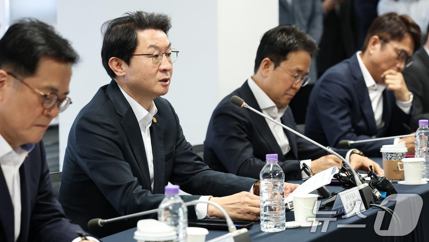 본문 이미지 - 이억원 금융위원장이 16일 오전 서울 종로구 손해보험협회에서 열린 보험사 CEO 간담회에서 모두발언을 하고 있다. 이날 간담회에서는 할인율 현실화 및 듀레이션 규제 도입 방안, 저출산 지원 3종세트 운영방안 등이 논의됐다. 2025.10.16/뉴스1 ⓒ News1 오대일 기자