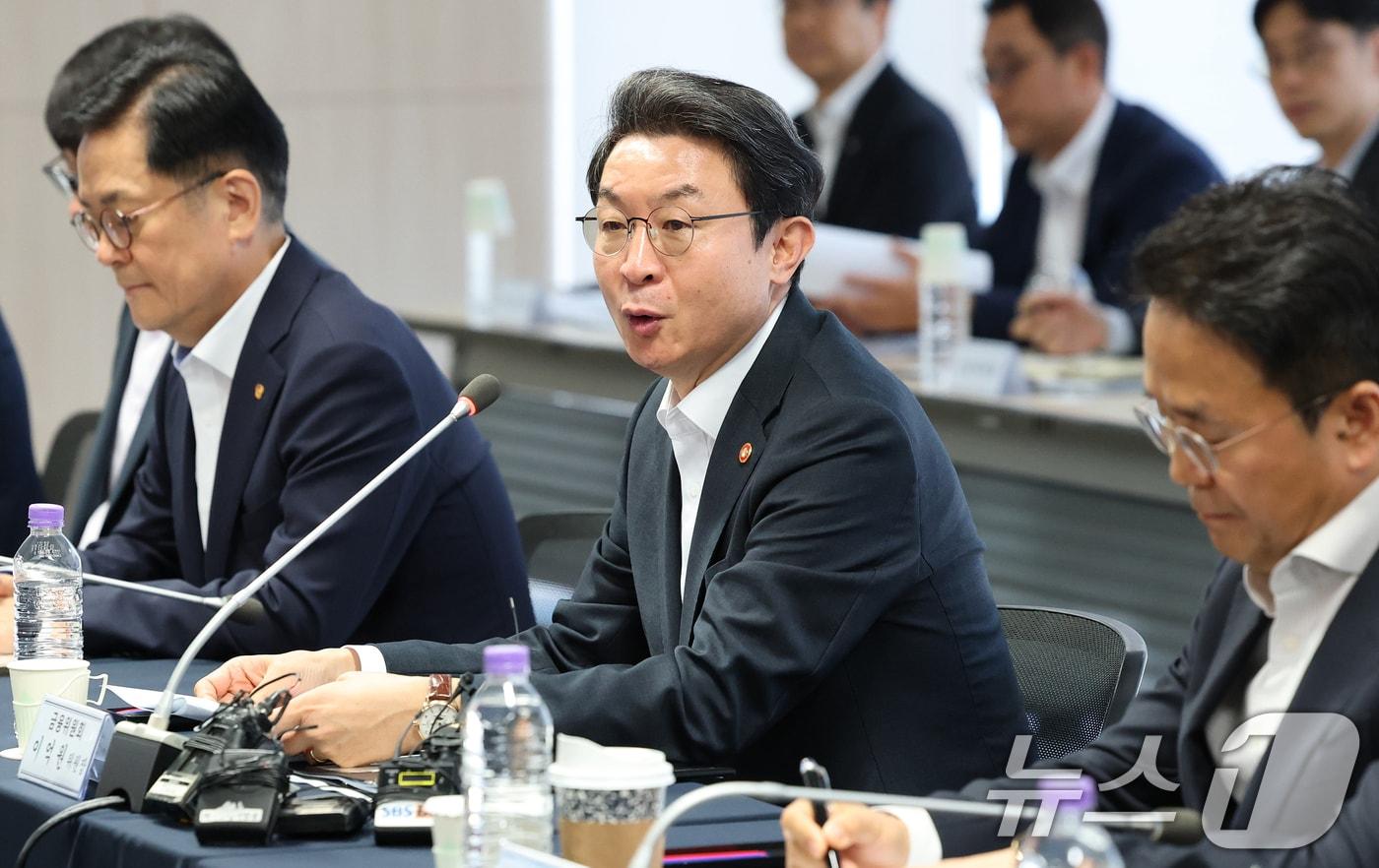 이억원 금융위원장이 16일 오전 서울 종로구 손해보험협회에서 열린 보험사 CEO 간담회에서 모두발언을 하고 있다. 이날 간담회에서는 할인율 현실화 및 듀레이션 규제 도입 방안, 저출산 지원 3종세트 운영방안 등이 논의됐다. 2025.10.16/뉴스1 ⓒ News1 오대일 기자