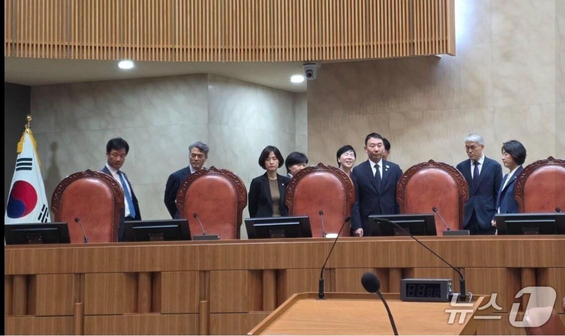 본문 이미지 - 국민의힘 주진우 의원이  16일 자신의 SNS에 공개한 15일 대법원 현장검증 모습.  추미애 법사위원장(오른쪽) 등 민주당, 조국혁신당 소속 법사위원들이 대법원 대법정 법대를 살펴보고 있다. 오른쪽 두 번 째는 천대엽 법원행정처장. (SNS 갈무리) ⓒ 뉴스1