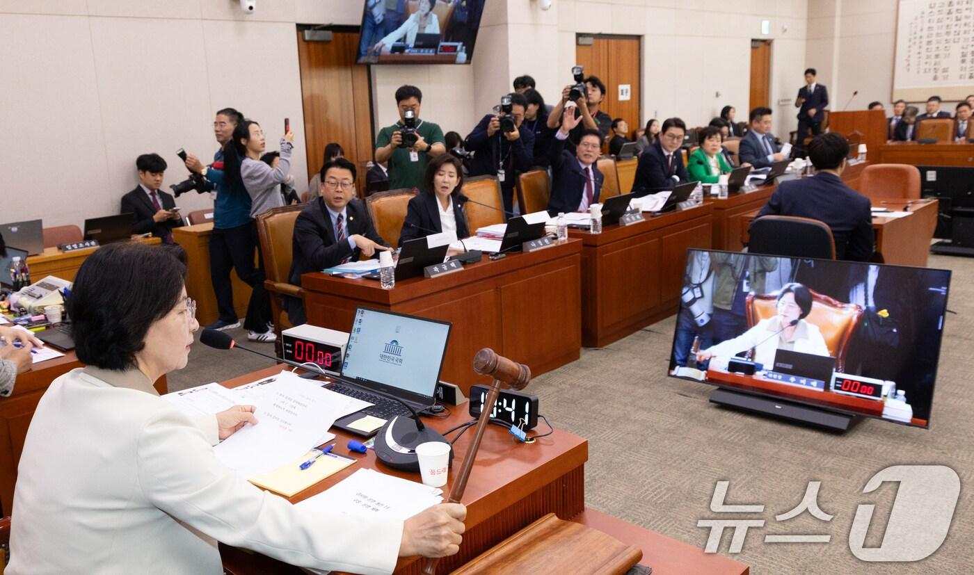 16일 서울 여의도 국회에서 열린 법제사법위원회 감사원 등에 대한 국정감사에서 추미애 위원장이 전일 대법원 현장감사 관련으로 여야 설전이 벌어지자 감사 중지를 알리는 의사봉을 두드리고 있다. 2025.10.16/뉴스1 ⓒ News1 이승배 기자