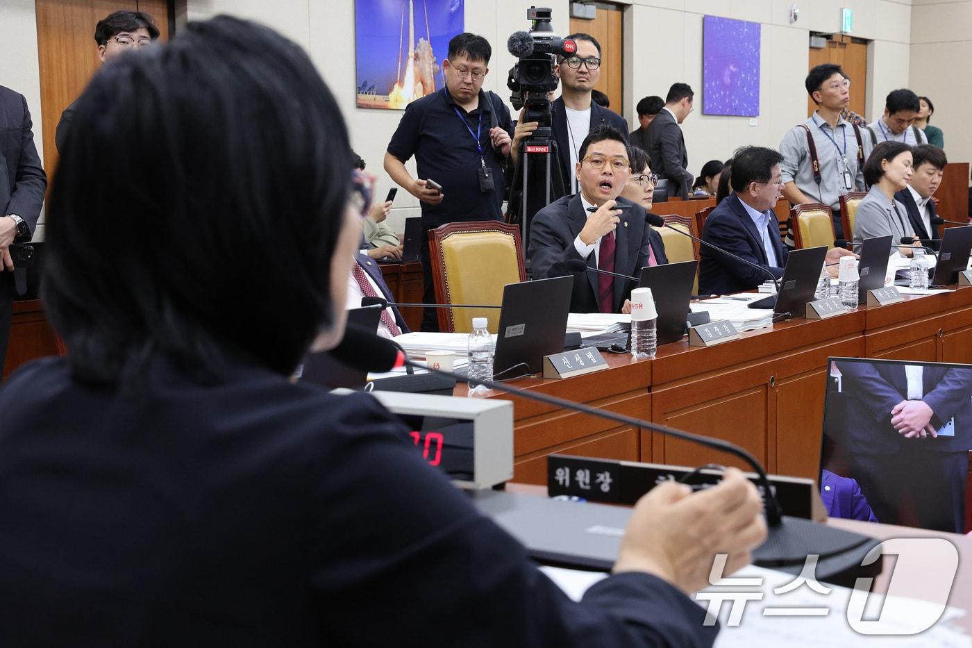 16일 서울 여의도 국회 과학기술정보방송통신위원회에서 열린 원자력안전위원회 등에 대한 국정감사에서 욕설 논란과 관련해 최민희 위원장과 박정훈 국민의힘 의원이 언쟁을 벌이고 있다. 2025.10.16/뉴스1 ⓒ News1 신웅수 기자