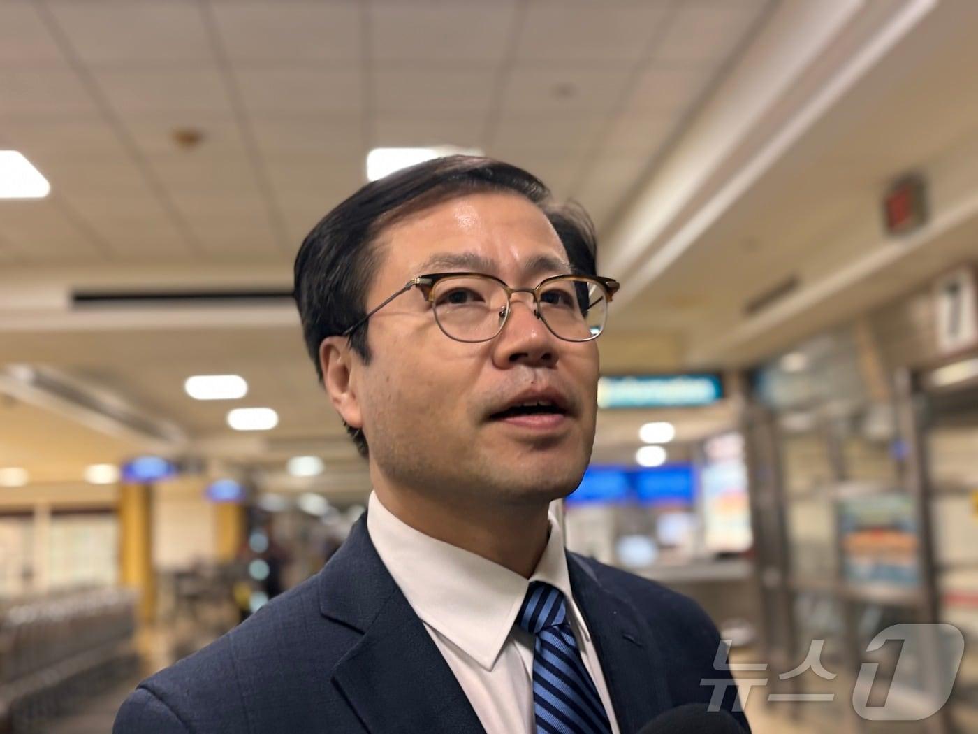 본문 이미지 - 여한구 산업통상자원부 통상교섭본부장이 15일&#40;현지시간&#41; 워싱턴DC 인근 로널드 레이건 공항에서 기자들과 만나 한미 무역합의 후속 협상 진행 상황에 대한 질문에 답하고 있다. 2025.10.15. ⓒ News1 류정민 특파원