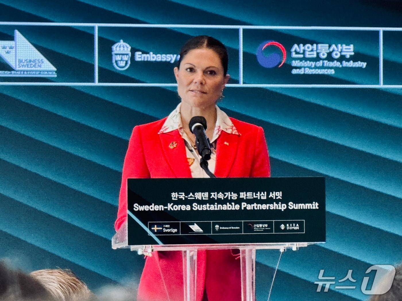 본문 이미지 - 빅토리아 잉그리드 알리스 데시리에 왕세녀는 16일 서울 용산구 그랜드 하얏트 호텔에서 열린 한-스웨덴 지속가능 파트너십 서밋에서 발언하고 있다. ⓒ 뉴스1 황덕현 기자
