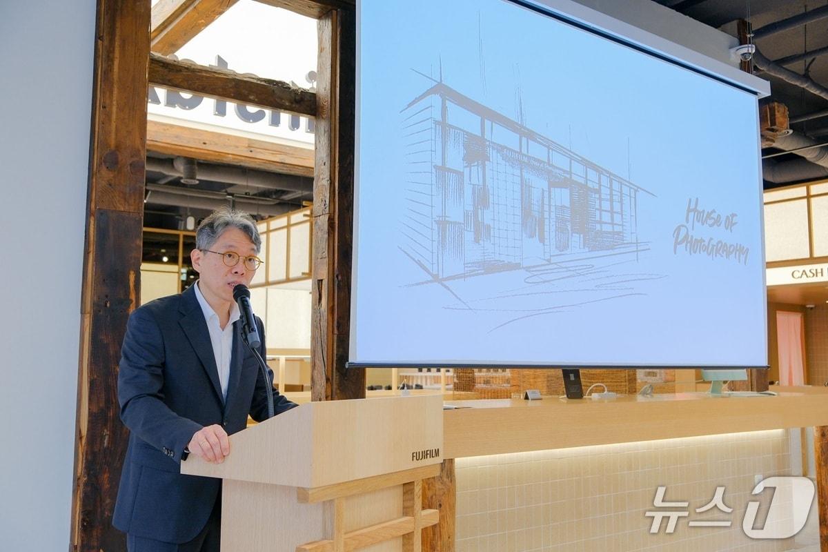 본문 이미지 - 임훈 후지필름코리아 사장이 하우스 오브 포토그래피 서울 개관 행사에서 발언하고 있다. 2025.10.16 뉴스1(후지필름일렉트로닉이미징코리아 제공)