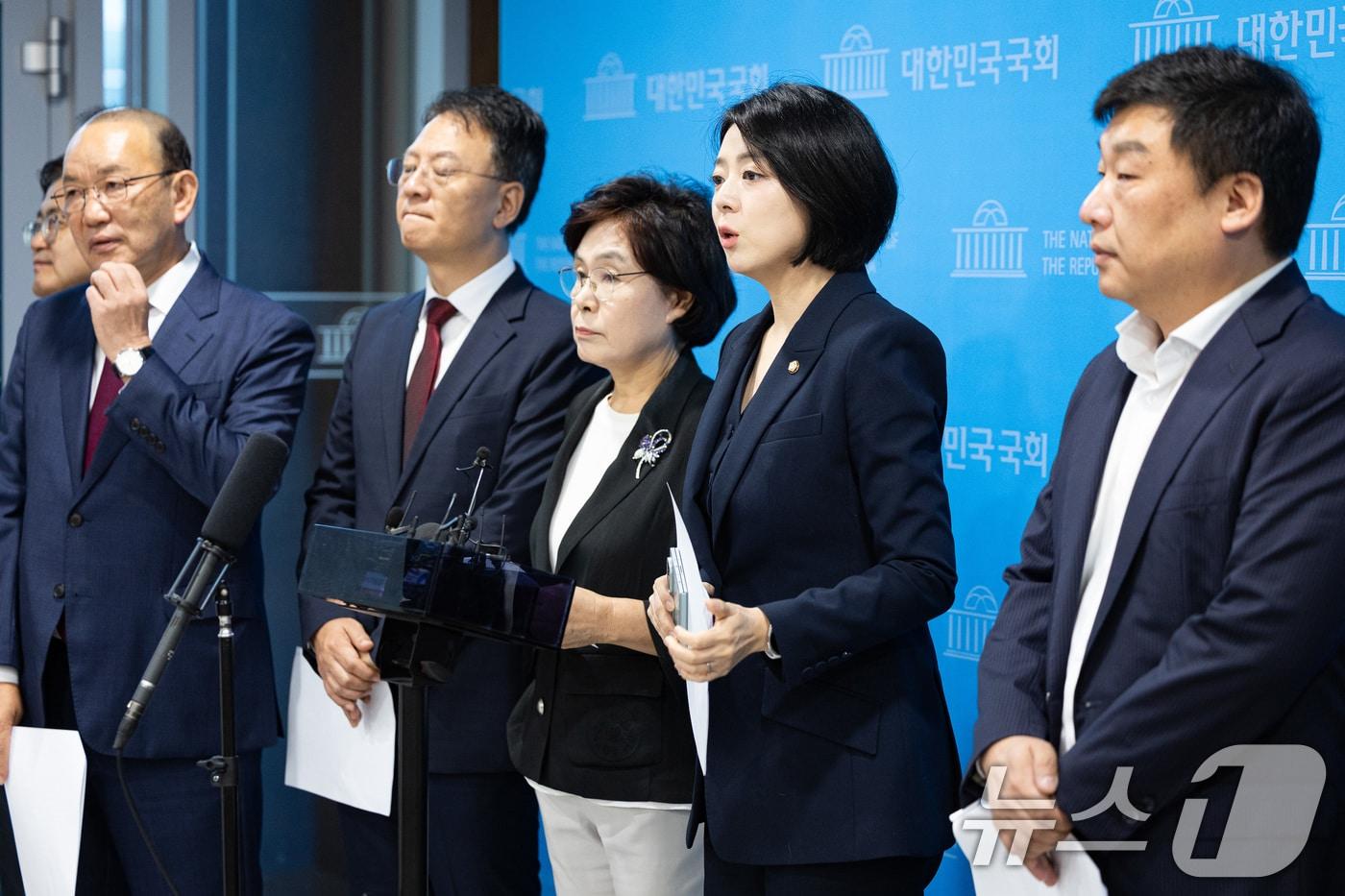 본문 이미지 - 배현진 국민의힘 서울시당 위원장을 비롯한 당협위원장들이 16일 서울 여의도 국회 소통관에서 이재명 정부 10·15 부동산 대책에 반대하는 기자회견을 마친 후 취재진 질문에 답하고 있다. 2025.10.16/뉴스1 ⓒ News1 유승관 기자