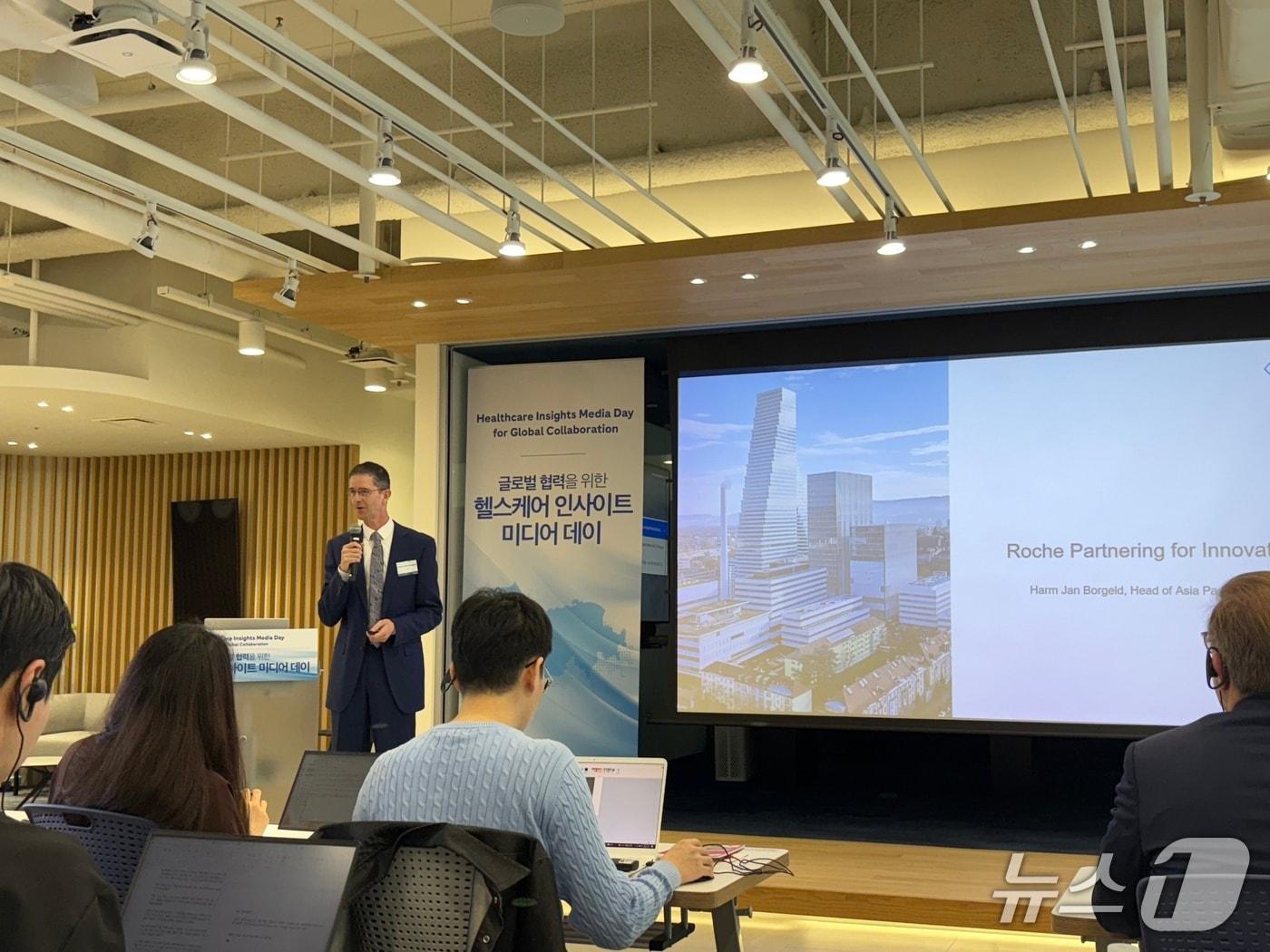 본문 이미지 - 함얀 보겔드 로슈 아시아 파트너링 헤드가 16일 오전 한국로슈 본사에서 열린 기자간담회에서 발언하고 있다.(김정은 기자)