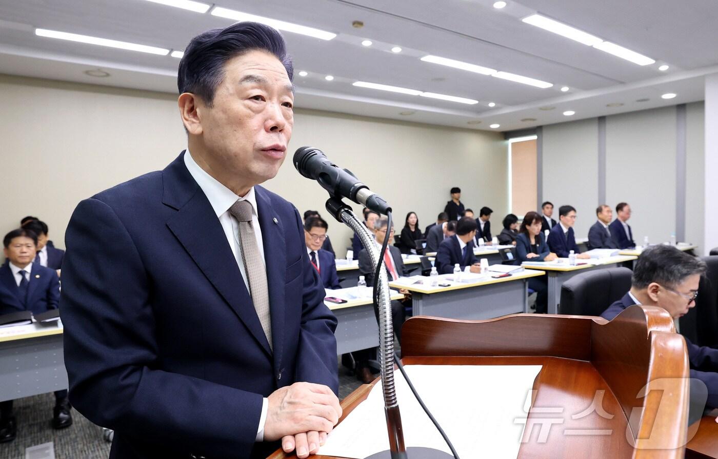 김형석 독립기념관장이 16일 세종시 정부세종청사에서 열린 국회 정무위원회의 국가보훈부에 대한 국정감사에서 업무보고를 하고 있다. 2025.10.16/뉴스1 ⓒ News1 김기남 기자