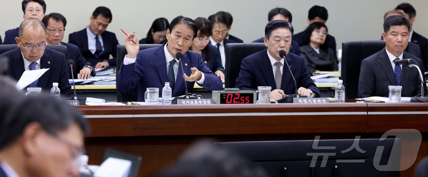 권오을 국가보훈부 장관이 지난달 16일 세종시 정부세종청사에서 열린 국회 정무위원회의 국가보훈부에 대한 국정감사에서 위원들의 질의에 답하고 있다. 2025.10.16/뉴스1 ⓒ News1 김기남 기자