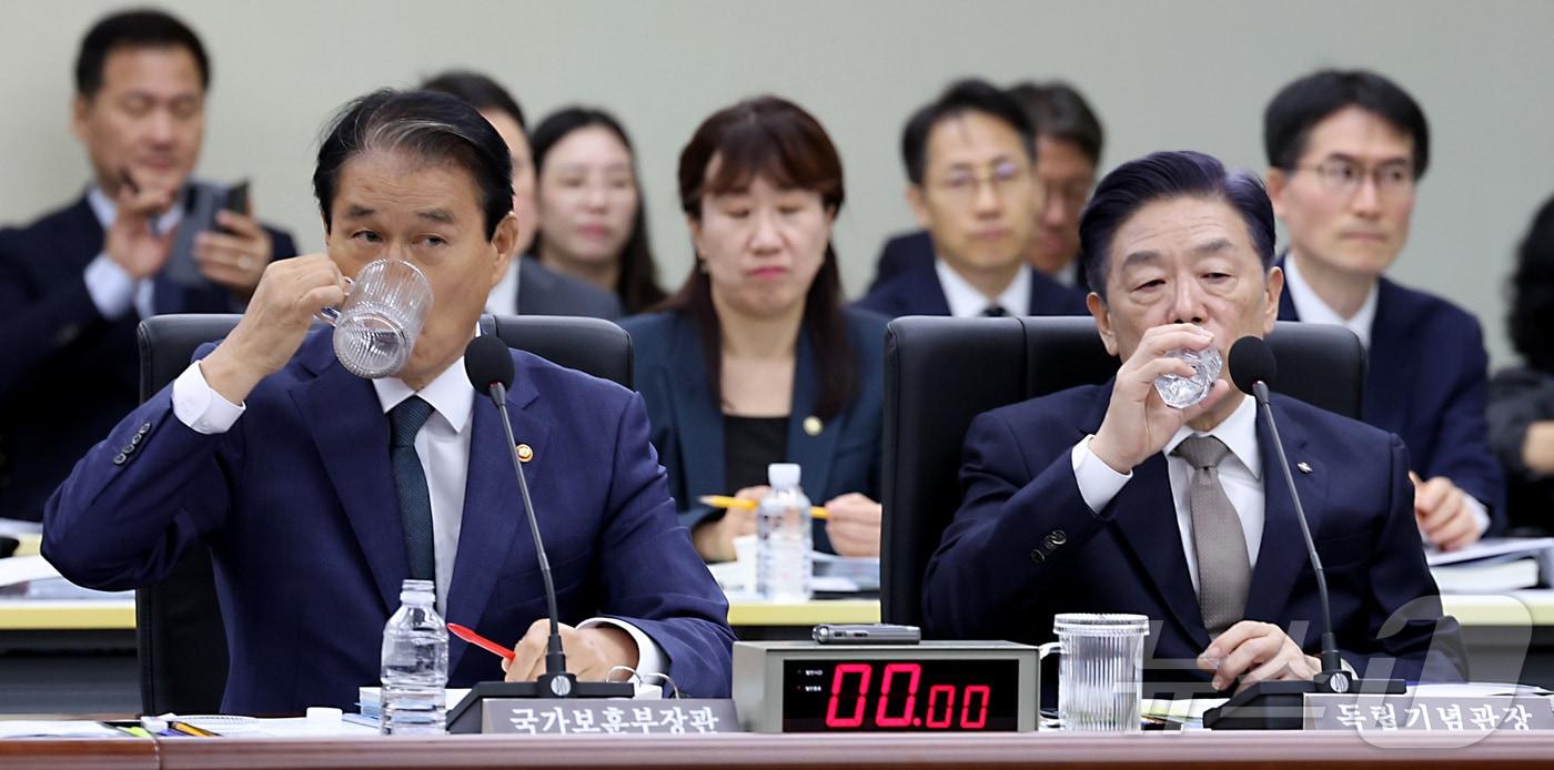 권오을 국가보훈부 장관과 김형석 독립관장이 16일 세종시 정부세종청사에서 열린 국회 정무위원회의 국가보훈부에 대한 국정감사에서 위원들의 질의를 들으며 물을 마시고 있다. 2025.10.16/뉴스1 ⓒ News1 김기남 기자