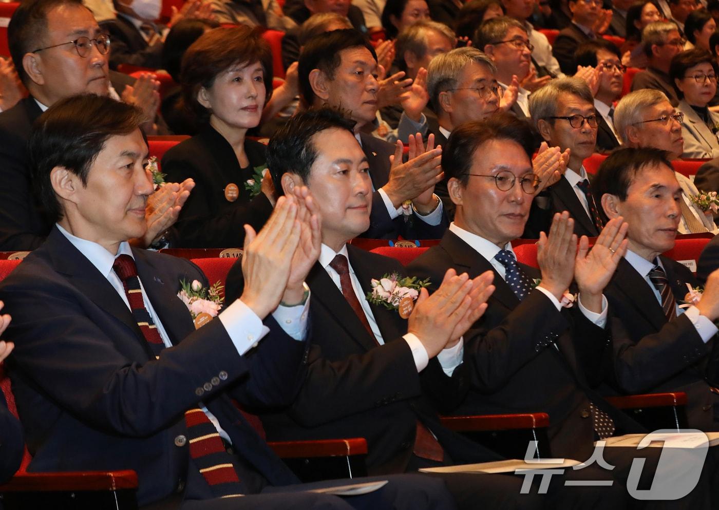 김민석 국무총리, 장동혁 국민의힘 대표, 조국 조국혁신당 비상대책위원장이 16일 오전 경남 창원 마산회원구 3·15아트센터 대극장에서 열린 제46주년 부마민주항쟁기념식에 참석해 손뼉을 치고 있다. 2025.10.16/뉴스1 ⓒ News1 윤일지 기자