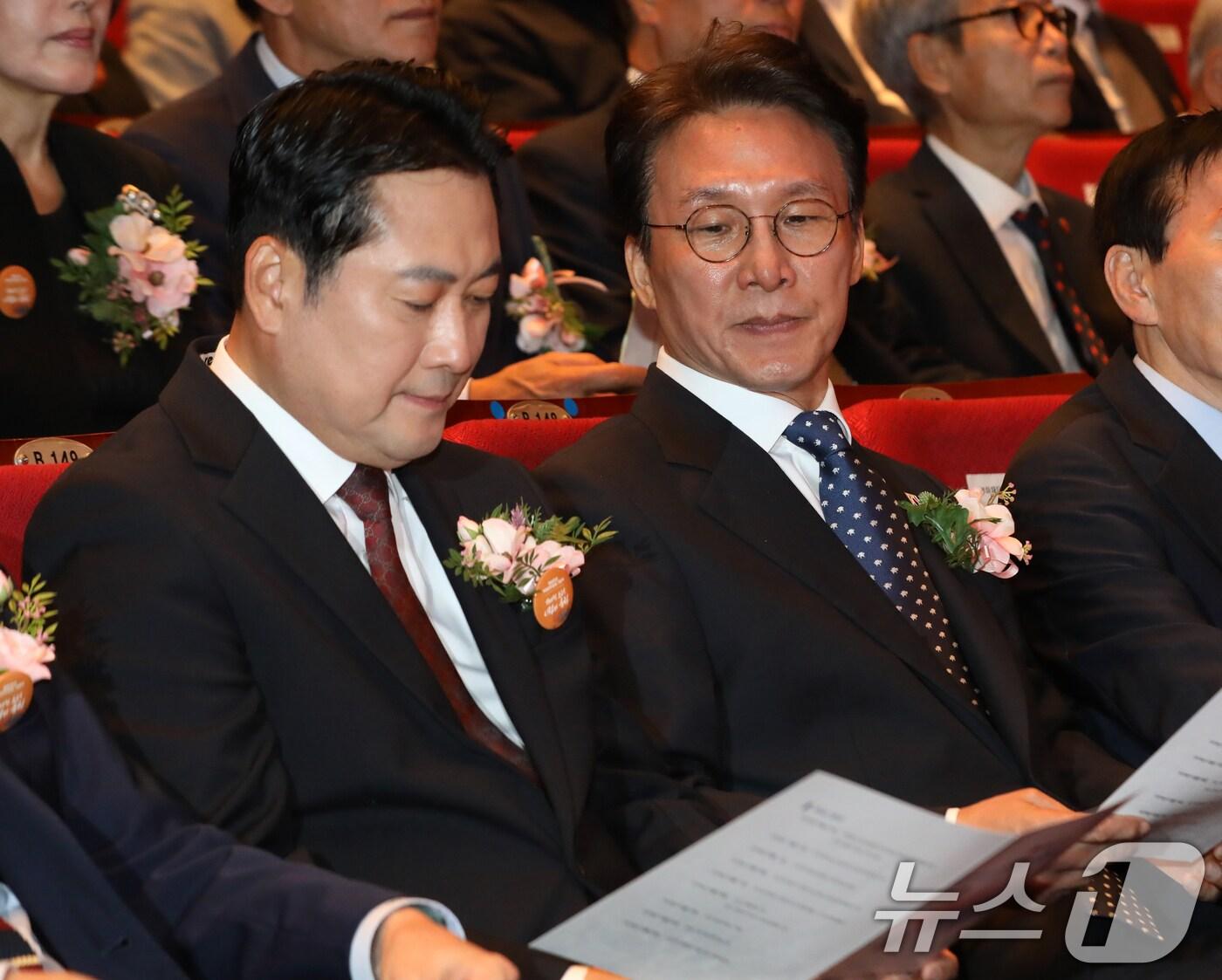 본문 이미지 - 김민석 국무총리, 장동혁 국민의힘 대표가 16일 오전 경남 창원 마산회원구 3·15아트센터 대극장에서 열린 제46주년 부마민주항쟁기념식에 참석해 있다. ⓒ News1 윤일지 기자