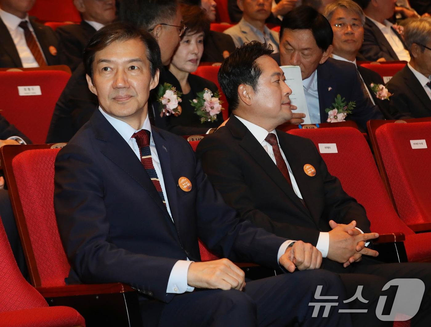 본문 이미지 - 지난 10월 16일일 경남 창원 마산회원구 3·15아트센터 대극장에서 열린 제46주년 지나부마민주항쟁기념식에서 조국 조국혁신당 비대위원장과 장동혁 국민의힘 대표가 서로 다른 방향을 쳐다보고 있다. 2025.10.16/뉴스1 ⓒ News1 윤일지 기자