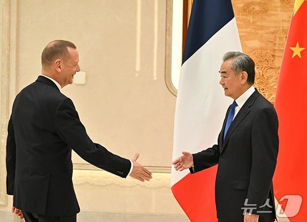 본문 이미지 - 왕이 중국 외교부장과 에마뉘엘 본 프랑스 대통령 외교고문이 15일 중국 항저우에서 제27차 중-프랑스 전략 대화를 개최했다. (중국 외교부 홈페이지)