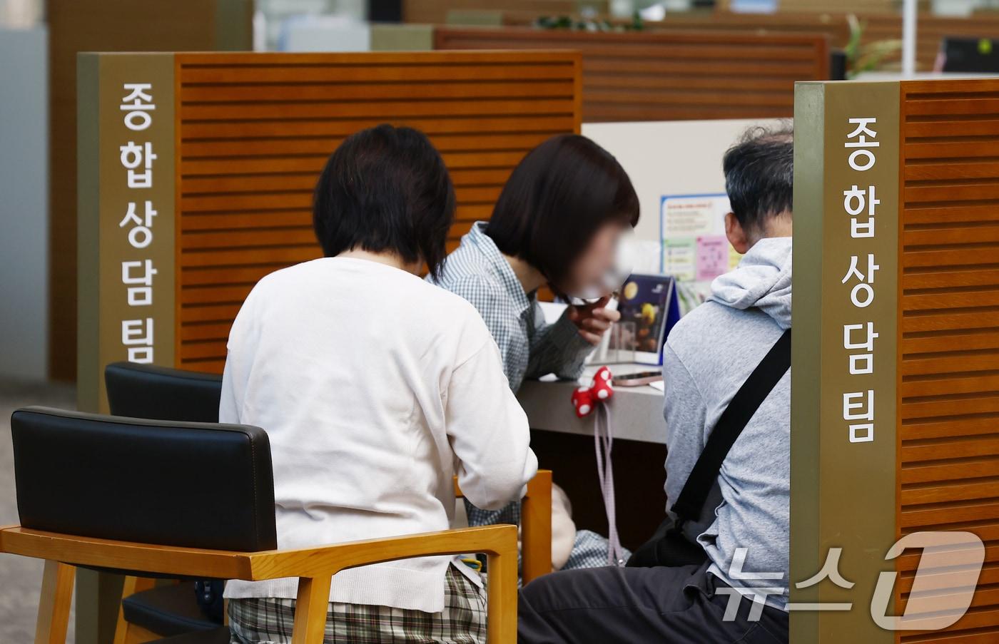부동산 대출규제 강화 첫날인 16일 오전 서울 시내의 한 은행에서 시민들이 대출 상담을 받고 있다. 전날 발표된 10·15 부동산 대책에 따르면 이날부터 수도권·규제 지역의 시가 15억 원 이하 주택의 주택담보대출 한도는 현행과 동일한 6억 원을 유지하되, 시가 15억 원 초과 25억 원 이하 주택은 4억 원, 시가 25억 원 초과 주택은 2억 원으로 대출 한도를 차등 적용한다. 한편 일부 시중은행과 인터넷전문은행은 비대면 주담대 상품 취급을 일시 중단했다. 2025.10.16/뉴스1 ⓒ News1 김민지 기자