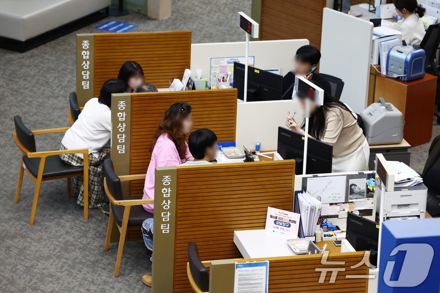 부동산 대출규제 강화 첫날인 16일 오전 서울 시내의 한 은행에서 시민들이 대출 상담을 받고 있다. 2025.10.16/뉴스1 ⓒ News1 김민지 기자