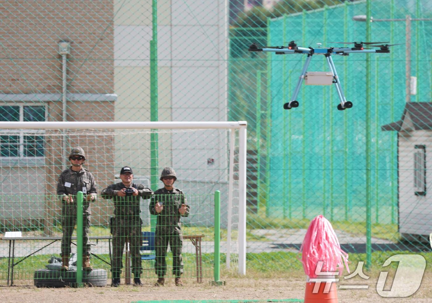 본문 이미지 - 경기 평택시 육군 제51보병사단 비룡여단에서 예비군 기동대장들을 대상으로 진행된 드론운용 집체교육.ⓒ 뉴스1 김영운 기자