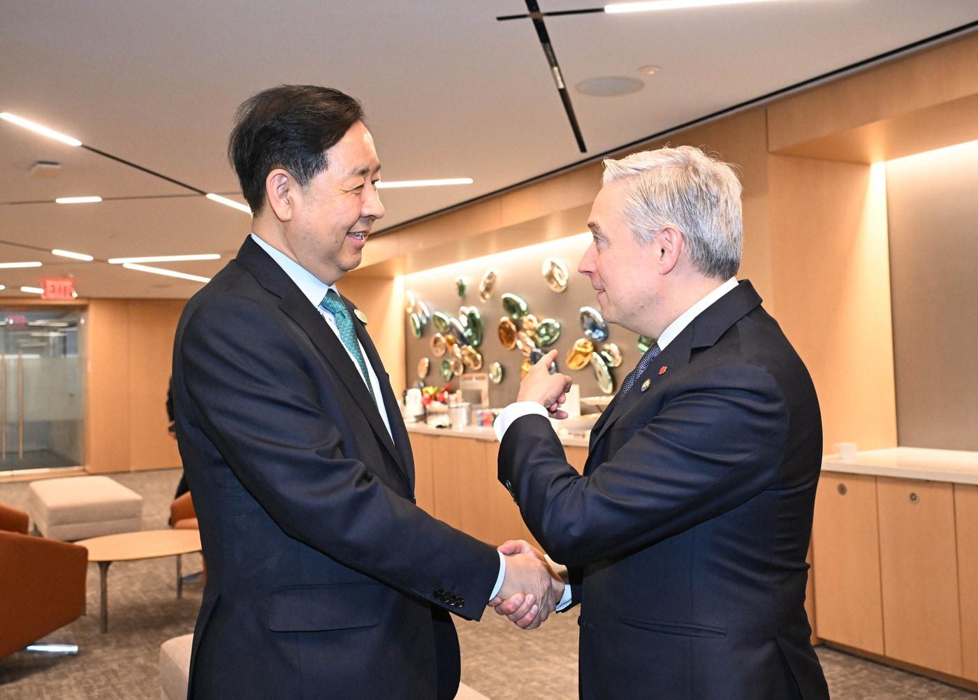 본문 이미지 - G20 재무장관·중앙은행총재 회의 및 국제통화기금&#40;IMF&#41;·세계은행&#40;WB&#41;의 연차 총회 참석차 미국 워싱턴DC를 방문 중인 구윤철 부총리 겸 기획재정부 장관이 10월 15일&#40;현지시간&#41; 미국은행협회&#40;American Bankers Association&#41;에서 프랑수아 필립 샹파뉴 캐나다 재무장관과 악수를 나누고 있다.&#40;기재부 제공&#41;