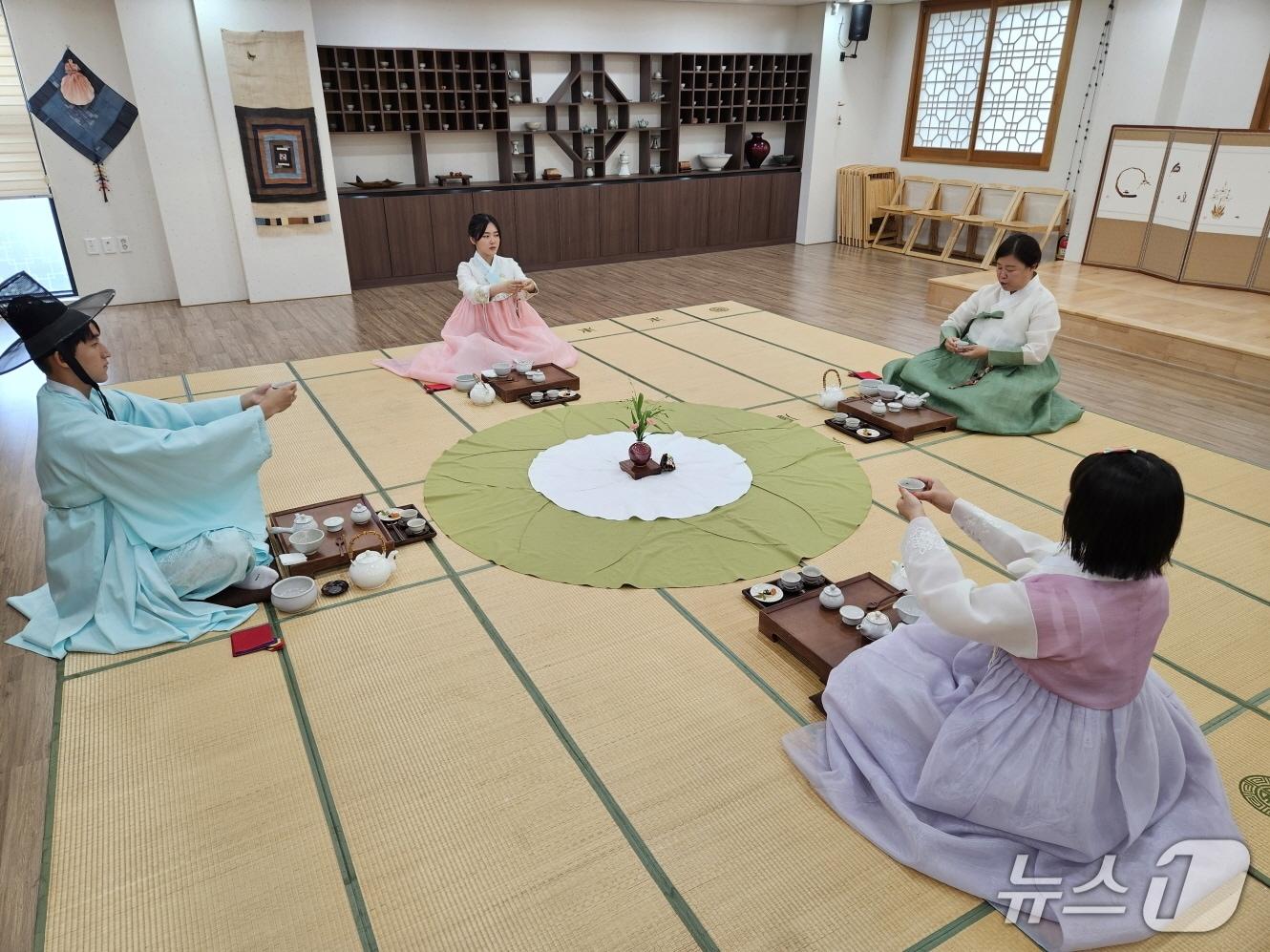 본문 이미지 - 대구 수성문화재단은 오는 21~26일 한복문화주간을 맞아 &#39;지역문화예술, 한복을 입다&#39;을 운영한다.&#40;대구 수성구 제공. 재판매 및 DB금지&#41;