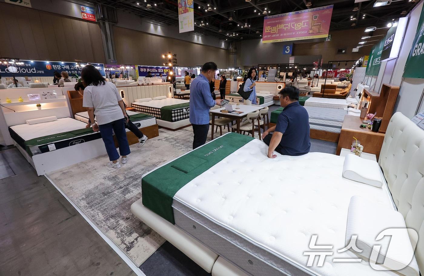 경기 고양 킨텍스에서 열린 제18회 고양가구박람회를 찾은 관람객들이 전시장을 둘러보고 있다. 2025.10.16/뉴스1 ⓒ News1 김성진 기자