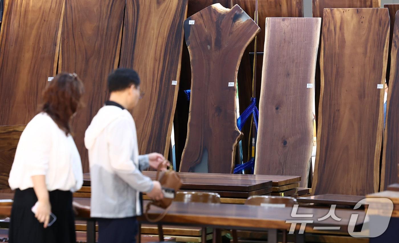 16일 경기 고양시 킨텍스에서 열린 제18회 고양가구박람회를 찾은 관람객들이 전시장을 둘러보고 있다. 2025.10.16/뉴스1 ⓒ News1 김성진 기자