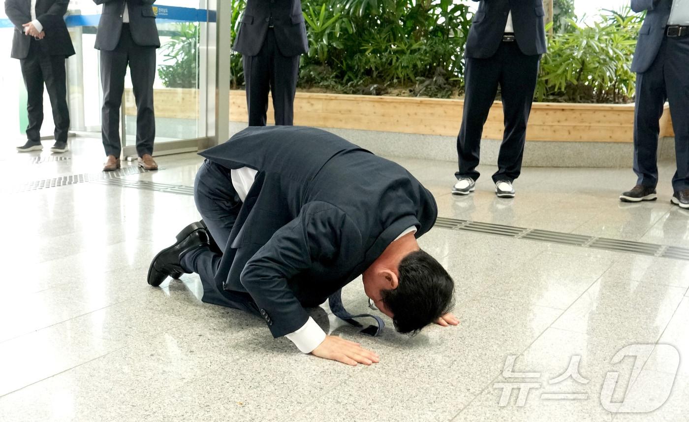 16일 오전 전남도청 1층 로비에서 명창환 전남도 행정부지사가 큰절을 올리고 있다.&#40;전남도 제공. 재판매 및 DB금지&#41; 2025.10.16/뉴스1 